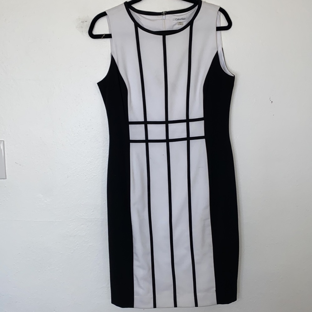 * Sheath Calvin Klein Sleeveless Black & White Panel Dress. Knee Length.